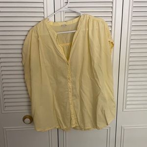 Yellow shirt sleeve shirt